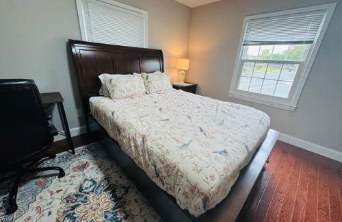 Bright Home for Family and Groups with Patio - Foto 44