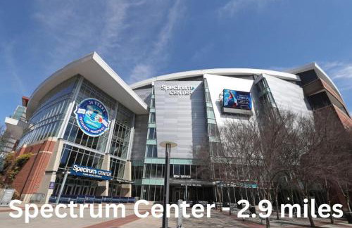 Bancroft Bungalow - Hot Tub, Fire Pit - Near Uptown - Foto 25