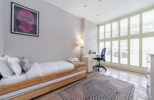 Beautiful light filled apartment in London - Photo 15