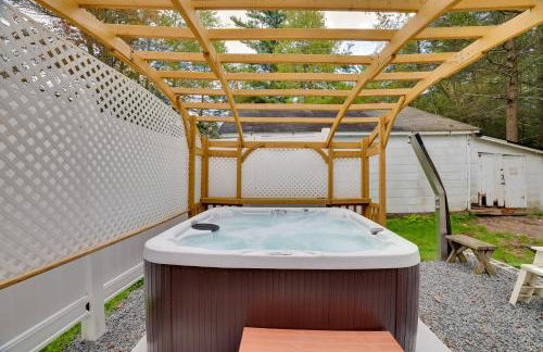 Explore the Poconos! Cozy Creekside Cabin with Patio - Foto 26