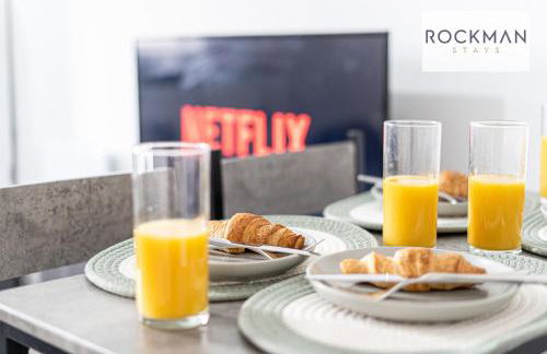 Ten Cromwell - FREE PARKING - Spacious 3 Bedroom Contractor Home - Central Grays Close to Station and Shops - Fast Wi-Fi - Long Term Stays - Foto 17