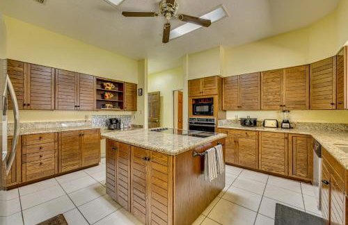 Pool and Game Room Waterfront Harlingen Home - Foto 13