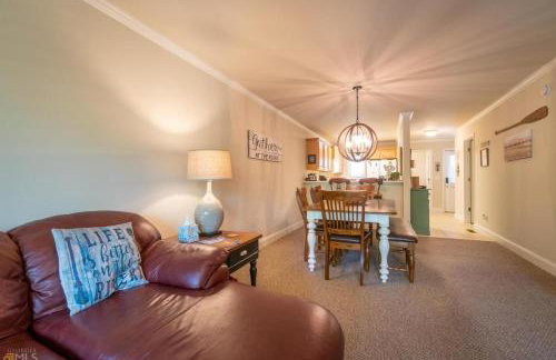 Riverfront home within walking distance of Helen - Foto 1