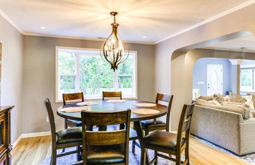 Large Yard with Pond Family Retreat in New Albany! - Foto 7