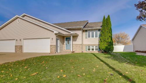 Bright Little Chute Condo with Deck and Yard! - Foto 3