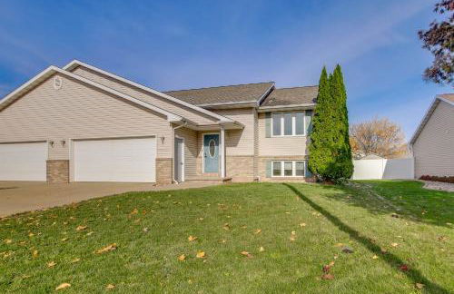 Bright Little Chute Condo with Deck and Yard! - Foto 3