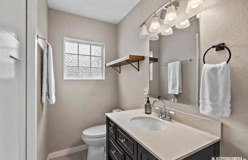 Downtown Retreat: Convenient Family Cottage - Foto 23