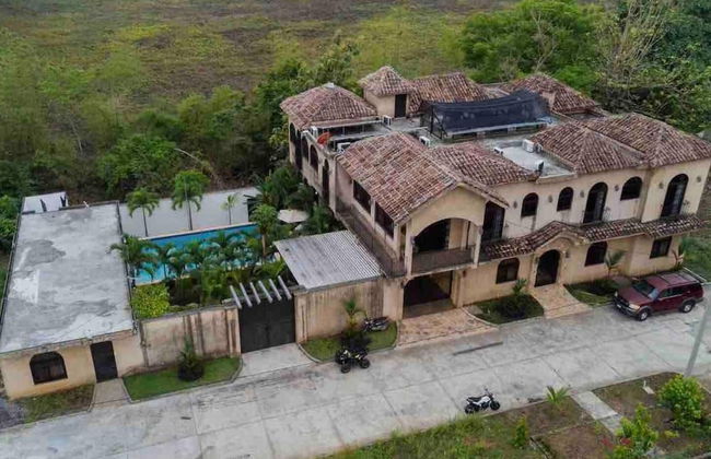 Remarkable 4-bed Villa in Retalhuleu, Guatemala - Photo 1