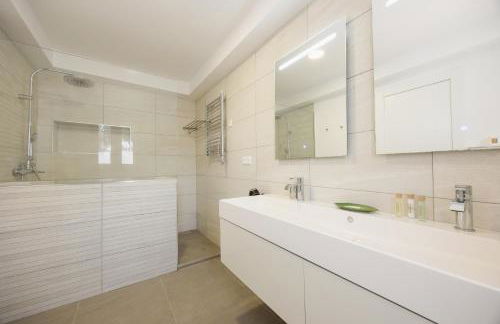 Marbella, Costabella - Beachfront Villa with Heated Pool - Photo 27