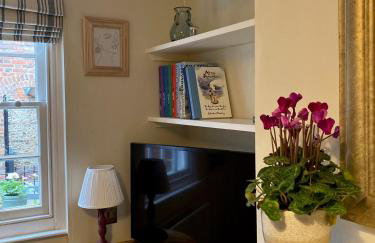 Historic Cottage in Heart of Farnham nr the Castle - Photo 37