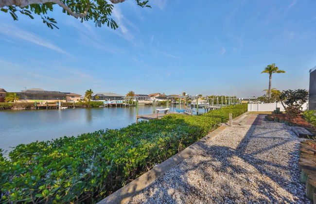 Waterfront Pool House w/ Heated Pool! - Foto 35