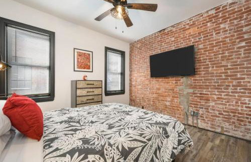HostWise Stays - Prime Location in Lawrenceville, Exposed Brick 2BR Home - Foto 23