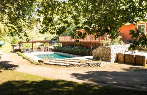 Serene Vineyard Chateau with Pool, Hot Tub, BBQ - Foto 74