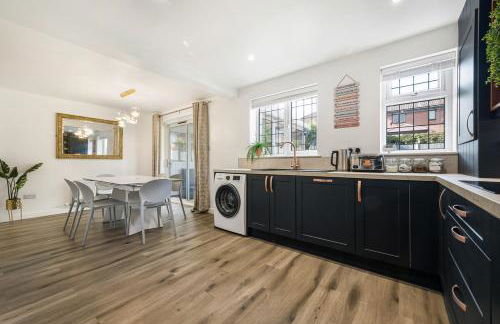 Stylish 4 Bed Trentham Retreat with Pool Table - Foto 15