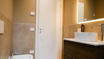 Balcony Double Suite - 3 min walk to Benina Express - Foto 3