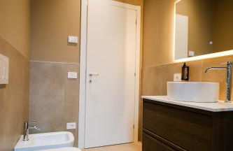 Balcony Double Suite - 3 min walk to Benina Express - Foto 3