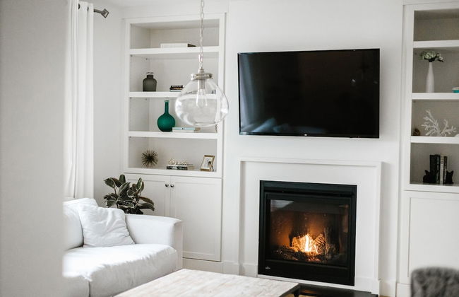 Gorgeous Bungalow With a Backyard Deck - Photo 19