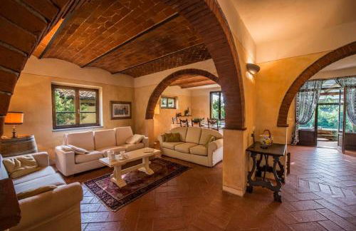 Elegant And Refined Villa With A Beautiful Blue Pool - Photo 4