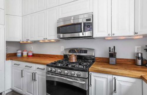 Sojourn Lovely Hill Family Home with Backyard near DC Icons - Foto 17