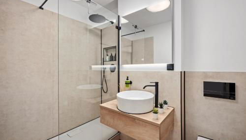 EDLER WOHNRAUM Elegantes Apartment mit Balkon, Boxspringbett, Kaffeevollautomat, Lift & Parkplatz - Foto 4, towels, Shower