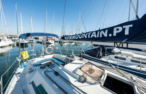 Sleep aboard a beautiful sailboat in Lisbon - Marina Parque das Nações - Foto 2