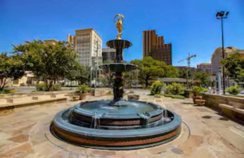 Riverwalk Gem-Stylish Downtown Escape with Views - Foto 39