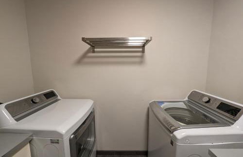 Modern Luxe Family & Groups Friendly Bungalow with Patio & Workspace - Foto 26