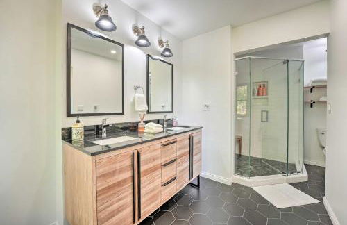 Spacious Delton Home with Fire Pit and Lake Views - Foto 15