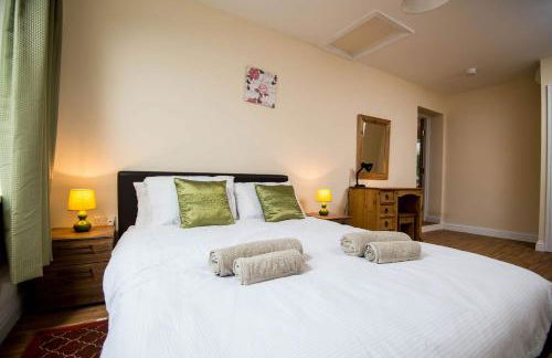 Round Park - A large dog friendly one level holiday cottage for groups and families - Photo 22