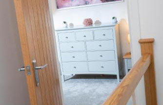 Lake View Family & Pet Friendly Home - Central Bowness - Photo 17