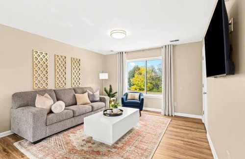 New! Charming Upper Unit in the Heart of Roseville - Foto 1