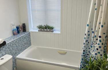 2 Bed Apt with free parking on driveway and free Wi-Fi - Photo 21