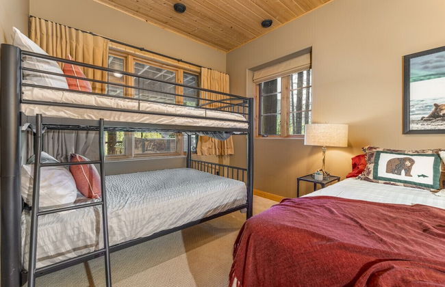 Luxury Log Chalet | Pool + Private HotTub | Ski In/Out | Overlooking Greywolf GC - Photo 12