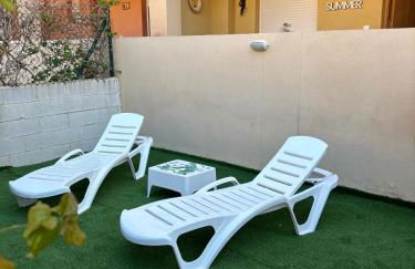 Bajo con jardín a pie de playa y piscina comunitaria con jacuzzi - Foto 1