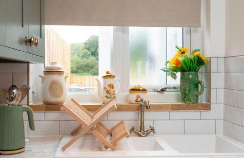 Sleeps 6. Free Wifi. Free Parking central location. - Photo 20