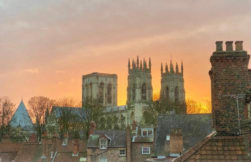 Churchill Two Bedroom Apartments with Free Parking and The Minster view - Foto 14