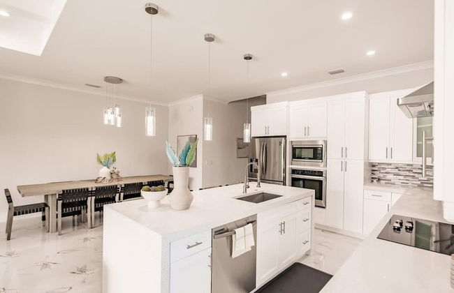 Luxurious Naples 4BR w Pool by Vanderbilt Beach - Photo 18