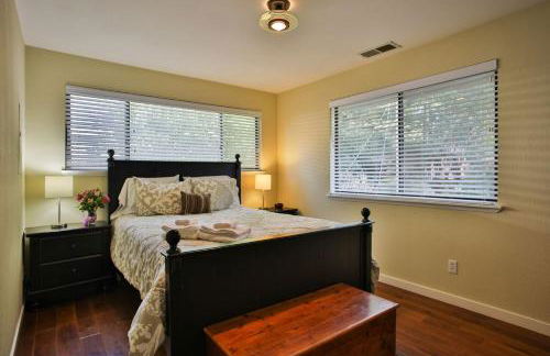 Lily Pad - Hot Tub! Private Dock! BBQ! Game Room! Walk to Town!! Fast WiFi!! Dog Friendly! - Foto 16