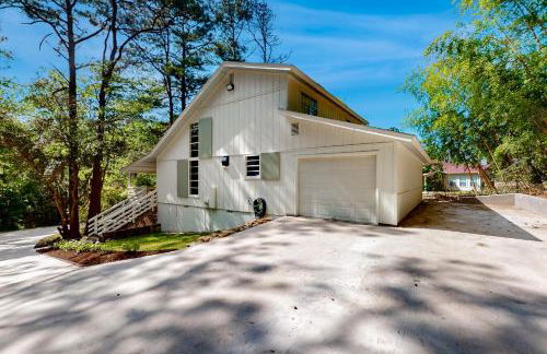 6 Mi to Lake Brookeland Home with Treehouse Vibes - Photo 22