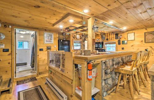 Secluded and Quiet Pocono Mountain Cabin with Hot Tub! - Foto 11