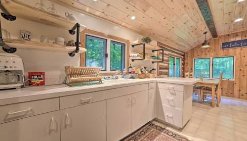 Secluded Family Cabin Less Than 1 Mi to Lake Michigan! - Foto 2