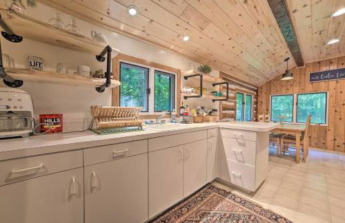 Secluded Family Cabin Less Than 1 Mi to Lake Michigan! - Foto 2