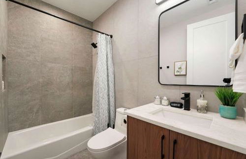 Modern 2BR2BA Condo Free Parking and Balcony - Foto 32