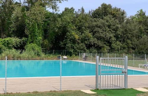 GuestHost -Elegant Seaside Apartment with Pool and Parking - Foto 23