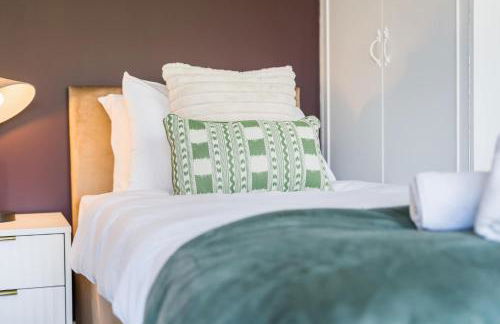 Charming and Spacious Home in Cradley Heath by 53 Degrees Property Sleeps 8 - Foto 25