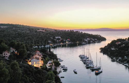 VILLA PHILIPPA - luxurious five-room villa - idyllic location - first row to the sea - spectacular view of the sea bay - unforgettable sunsets - 15 minutes from Supetar ferry port - free parking - private heated pool - Foto 31