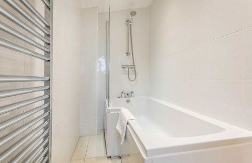 Secluded, New Forest Riverside Lodge - Photo 20