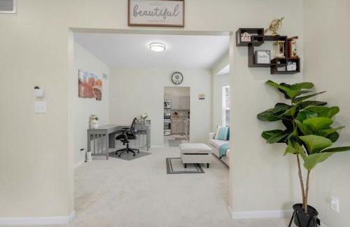Modern 4BR Retreat with Free Parking in Prime CWE! - Foto 5