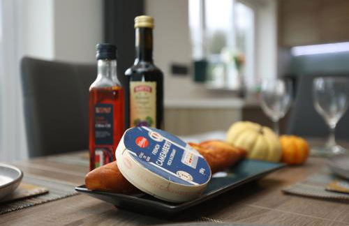 Is Y Coed Place By N And N Stays Ltd, Spacious 5 bed house in Wenvoe Cardiff, With Free Private Parking, Garden and WIFI - Photo 12