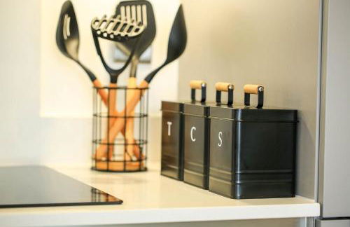 Snuggle Inn - Riverside Apartments - Views Over looking London River Thames, Close to O2 Arena, London Excel, London City Airport, Thames Clipper- River Boat Service, Woolwich Ferry, Onsite parking, TWIN ROOM OPTION available - Foto 21